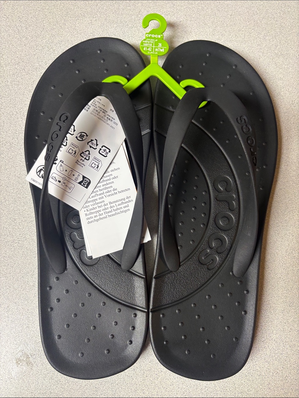 BNWT W10/M8 CROCS Black Flip Flop Sandals